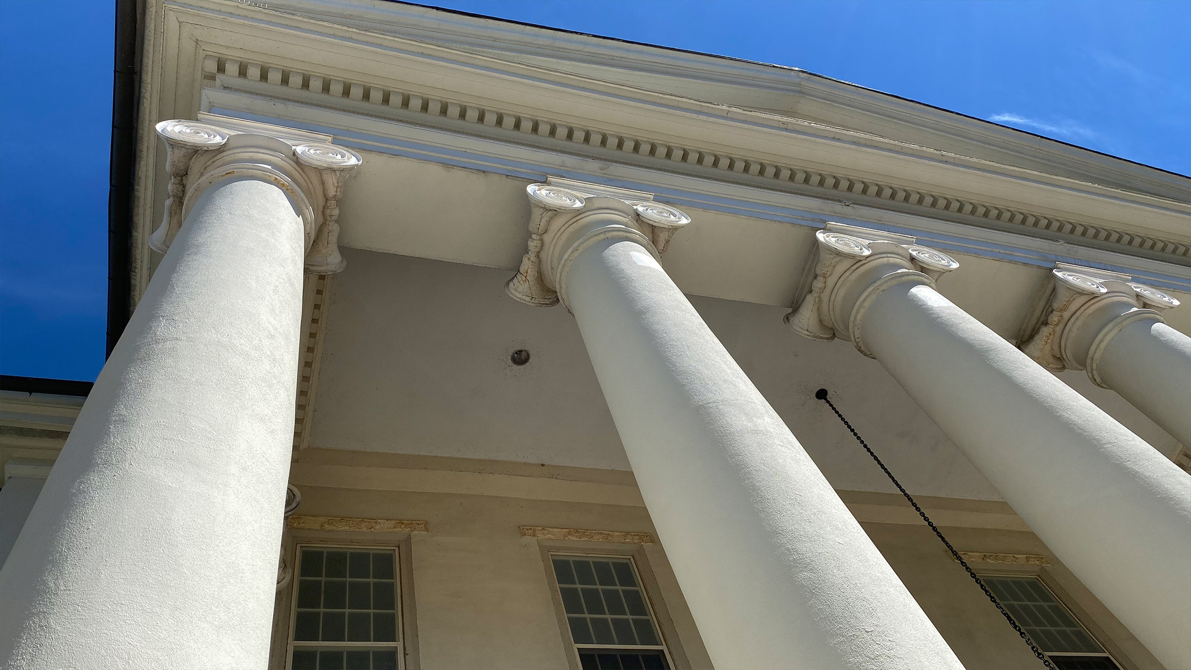 columns on courthouse