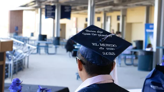 A graduate cap that translates to: "Who said I can't? The world is mine. 2023."