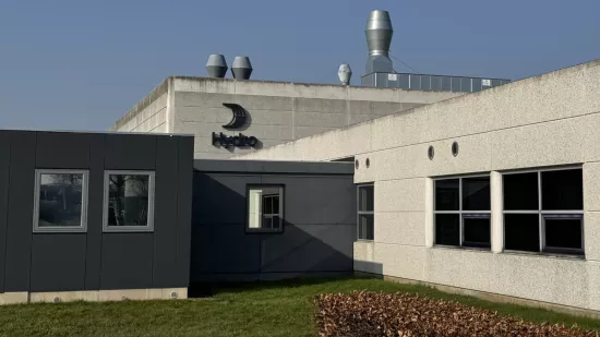 a building with "Hydro" written on it